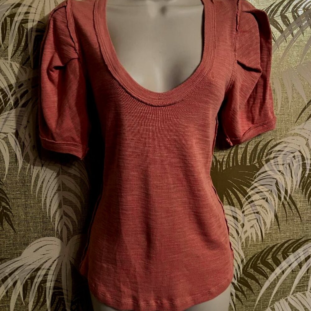 We the Free Free People puff sleeve knit Scoop Neck Top sz Med Coral Salmon Pink